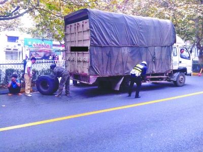 金黔在线讯　昨日下午2时许，在贵阳市北京路上贵医25路公交车站附近，一辆正在行驶的货车右后两个车轮突然飞了出去，险些砸中路人和车辆，吓得路人和司机一身冷汗，所幸有惊无险。