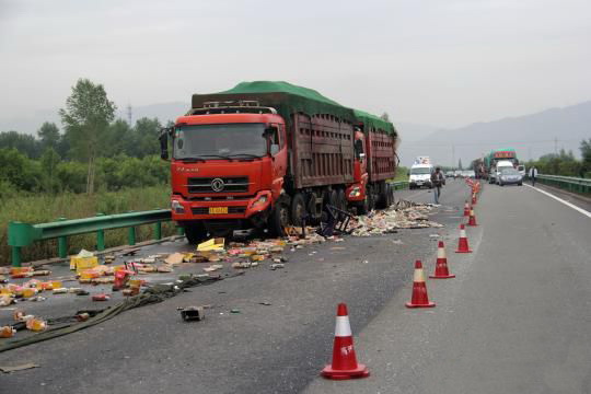 青海：高速路上换轮胎致追尾1人遇难