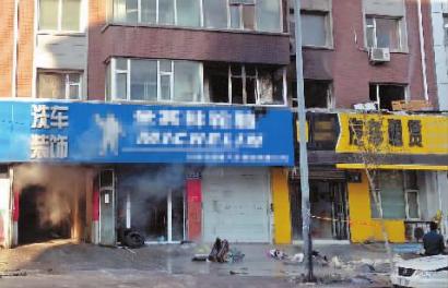 昨日9时，起火的门市还在往外冒着水汽 本报记者 段超 摄