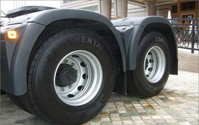 Tire Business最新公布2015全球轮胎公司业界排名,以去年度轮胎营收计算。适逢欧洲经济不景气,日圆持续贬值,最终导致全球前十大轮胎厂中,只有全球第四大的德国马牌轮胎,2014年度营收逆势成长,其余9家轮胎厂去年度营运都告衰退。 全球2015前3大轮胎厂,分别由日本普利司通、法国米其林及美国固特异,再度蝉联;台湾的正新橡胶,以去年度轮胎营收44.