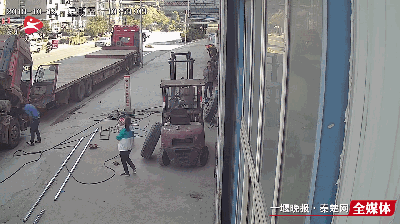 轮胎店这个热闹你别看！要命！